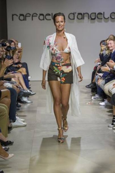 La campionessa Federica Pellegrini sfila per Raffaela D&#39;Angelo,indossando il Paint-Kini, connubio tra moda e arte